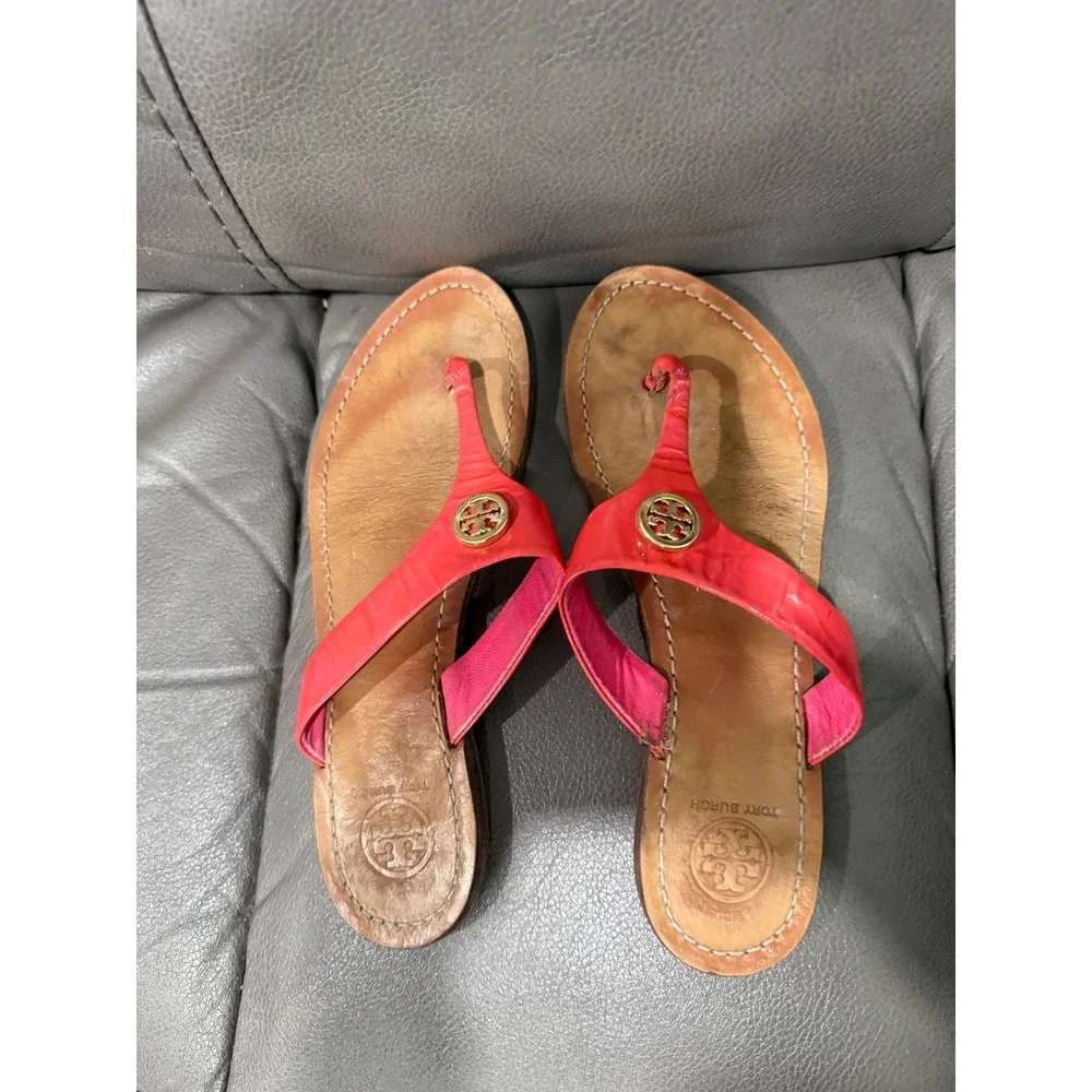 Tory‎ Burch Miller Sandals Coral Pink Patent Leather Gold Logo Thong Flip Flops